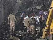 Záchranái vytahují mrtvá tla z vraku letadla.
