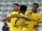 Achraf Hakimi a Jadon Sancho z Dortmundu slaví branku do sít Wolfsburgu.
