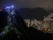 Osvobote Hongkong, vyzývá nápis nad východoasijským mstem.