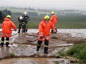 Hasi�i odstra�ují bahno ze silnice mezi Jihlavou a Brtnicí u obce P�íseky.