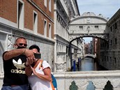 Pár s roukami v Benátkách v Itálii.