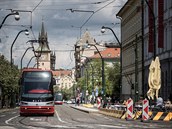 Na Smetanov nábeí v Praze se uzavel jeden jízdní pruh a byl vyuit jako...