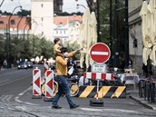 Uzavený jízdní pruh na Smetanov nábeí v Praze nyní umouje provozovatelm...