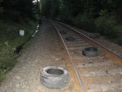 Neznámý pachatel shodil ze strmého svahu 19 pneumatik na jedoucí vlak. Policie žádá svědky o pomoc