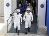 Astronauti Douglas Hurley a Robert Behnken ped startem rakety Falcon 9 s lodí...
