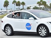 Astronaut Douglas Hurley na cest k odletové ploe rakety Falcon 9 s lodí Crew...