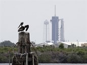 V pozadí raketa Falcon 9 s lodí Crew Dragon, které vynese americké astronauty k...