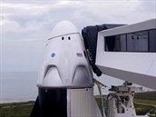 Raketa Falcon 9 s lodí Crew Dragon, která doveze americké astronauty a k ISS.
