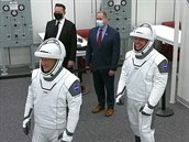 Zakladatel SpaceX Elon Musk éf NASA Jim Bridenstine spolu s astronauty...