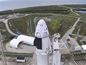 Pohled z výky na raketu Falcon 9 s lodí Crew Dragon.
