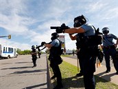 Policisté v Minneapolis zasahující proti demonstrantm