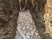 Archeolog istí mozaiku v italské Veron.