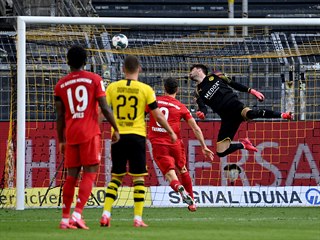 Bank Dortmundu Roman Buerki inkasuje od Roberta Lewandowskiho z Bayernu...
