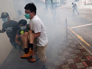 Policie v Hongkongu pouila k rozehnn demonstrant slzn plyn.