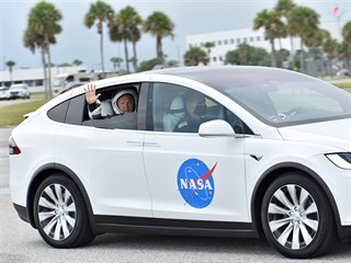 Astronaut Douglas Hurley na cest k odletov ploe rakety Falcon 9 s lod Crew...