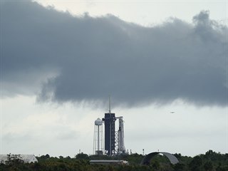 Z Kennedyho vesmrnho stediska odstartuje raketa Falcon 9 s lod Crew Dragon.