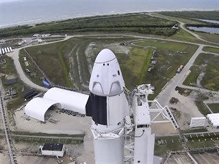 Pohled z vky na raketu Falcon 9 s lod Crew Dragon.