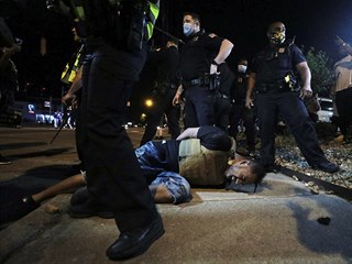 Policie v Memphisu pouila na demonstranty pepov sprej.