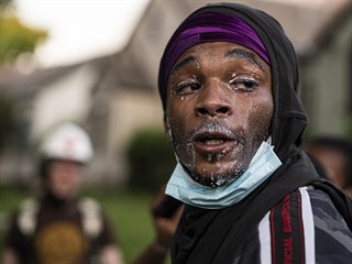 Demonstrace v Minnesot - protestujc si obliej polil mlkem kvli slznmu...