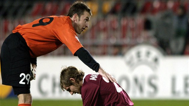 Jaromír Blaek a Miroslav Matuovi v zápase Sparta vs. Thun v prosinci 2005.