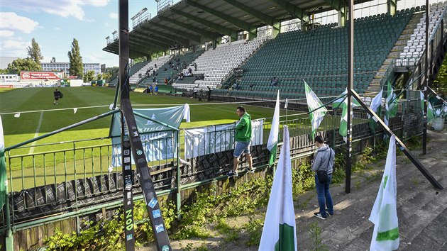 Pohled na tém prázdnou hlavní tribunu stadionu v olíku.