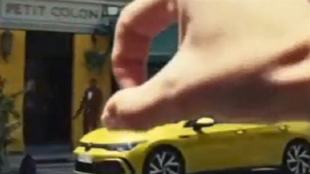 Volkswagen stáhl údajn rasistickou reklamu, ve které bílá ruka postrkuje...