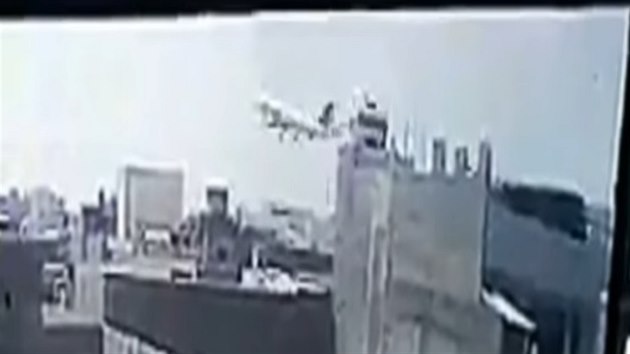 Kamery natoily letadlo pákistánských aerolinek vteiny ped tragickou nehodou.