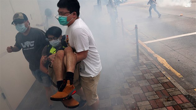 Policie v Hongkongu pouila k rozehnání demonstrant slzný plyn.