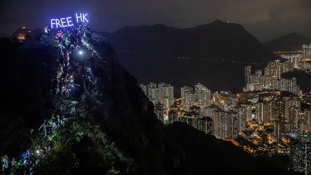 Osvobote Hongkong, vyzývá nápis nad východoasijským mstem.