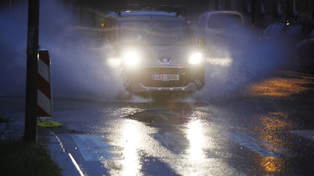 Zaplavená vozovka v humpolecké ulici Na Kasárnách.