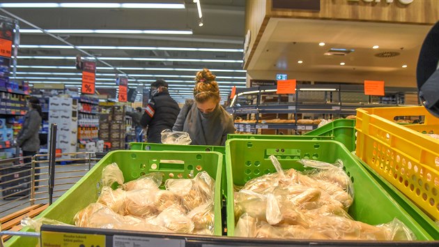 Zabalené housky a rohlíky v jednom z obchod.