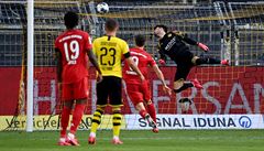 Banká Dortmundu Roman Buerki inkasuje od Roberta Lewandowskiho z Bayernu...