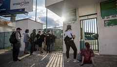 Fanouci Bohemians sledují zápas svého týmu s Teplice zpoza hlavní brány.