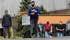 Horníci odcházejí z ranní smny z Dolu Darkov ve Stonav na Karvinsku, kde byla...