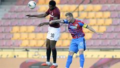Benjamin Tetteh v hlavi�kovém souboji s kapitánem Plzn� Jakubem Brabcem.