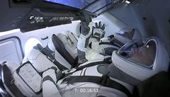 Raketa Falcon 9 s lodí Crew Dragon nakonec neodletí, posádka u pitom byla na...