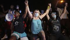 USA zachvtila vlna protest proti policejn brutalit. Tohle nesm bt normln, napsal Obama