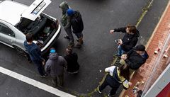 Fanou�ci Liberce sledují u stadionu na notebooku utkání. Zápas se hrál kv�li...