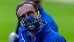 Léka� Teplic Pavel Necka� s klubovou rou�kou na ochranu proti koronaviru.