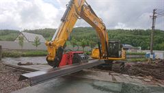 Jednou z nejv�t�ích investic leto�ního roku je stavba nového mostu p�es �eku...