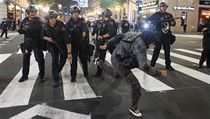 Policist v Los Angeles zasahuj proti demonstrantm.