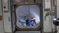 Astronauti Robert Behnken a Douglas Hurley, kte dorazili kosmickou lod Crew...
