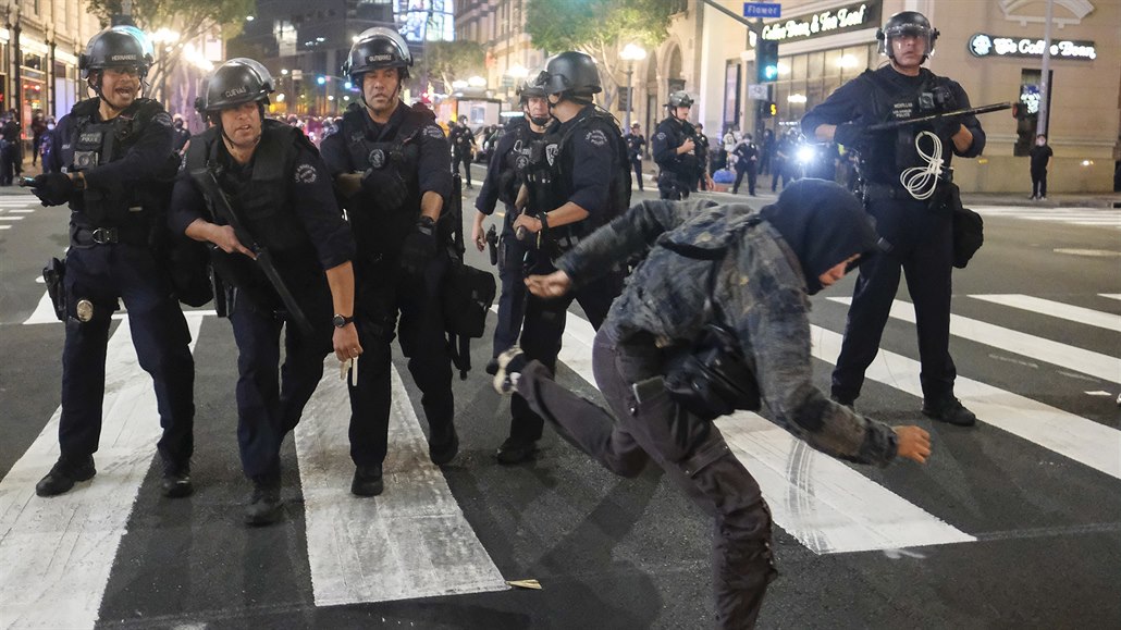 Policisté zasahující proti demonstrantm.