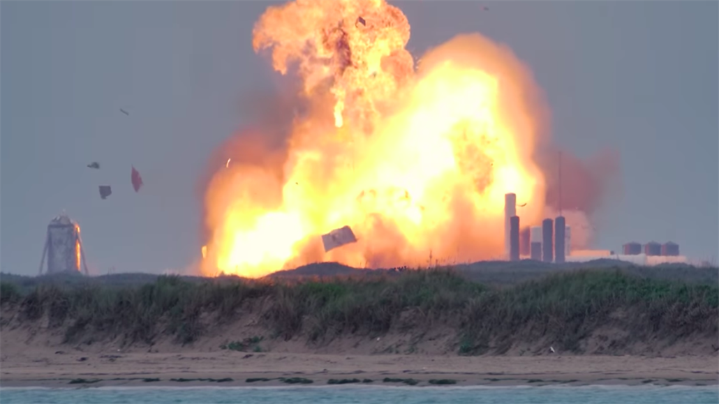 Prototyp nové rakety Starship spolenosti SpaceX  explodoval na testovací ramp.