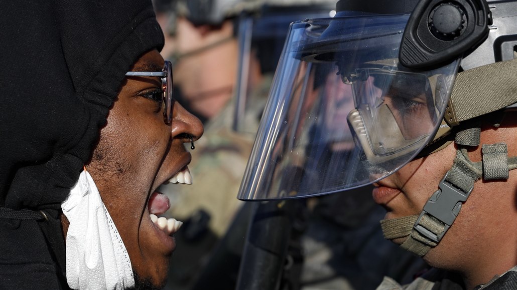 ernotí a afroamerití demonstranti protestující v Minnesot kvli policejní...