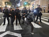 Policisté v Los Angeles zasahují proti demonstrantm.