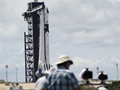 Nosná raketa SpaceX Falcon 9 s modulem Dragon crew na vrchu, který dokáe nést...