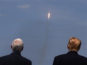 Prezident USA Donald Trump a jeho pravá ruka Mike Pence sledují odlet vesmírné...