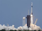 Úspný start rakety Falcon 9 na druhý pokus, poprvé byl start odloen kvli...