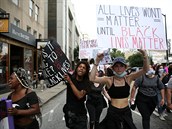 Lidé protestují v ulicích Atlanty.
